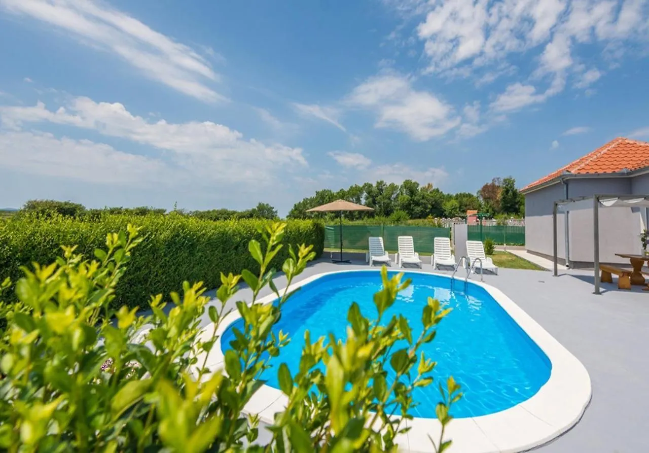 Holiday Home Flora With Pool Policnik