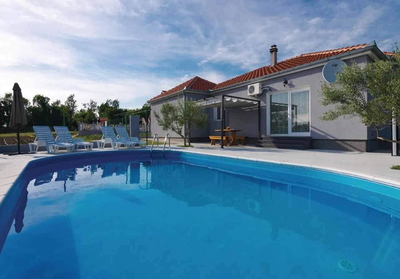 Holiday Home Flora With Pool Policnik 0*,