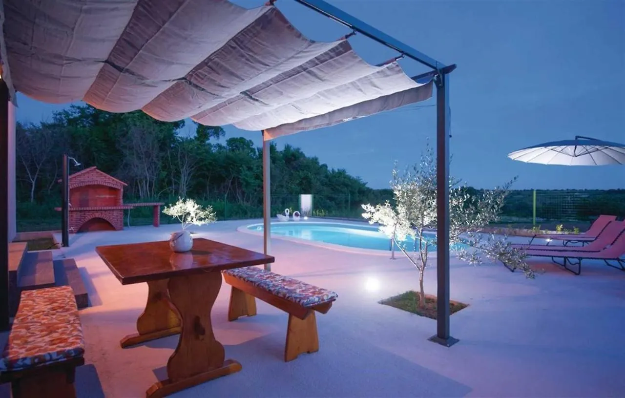 Holiday Home Flora With Pool Policnik